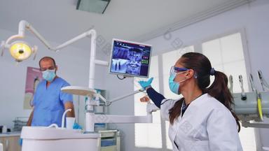 病人观点牙医显示x射线监控单位